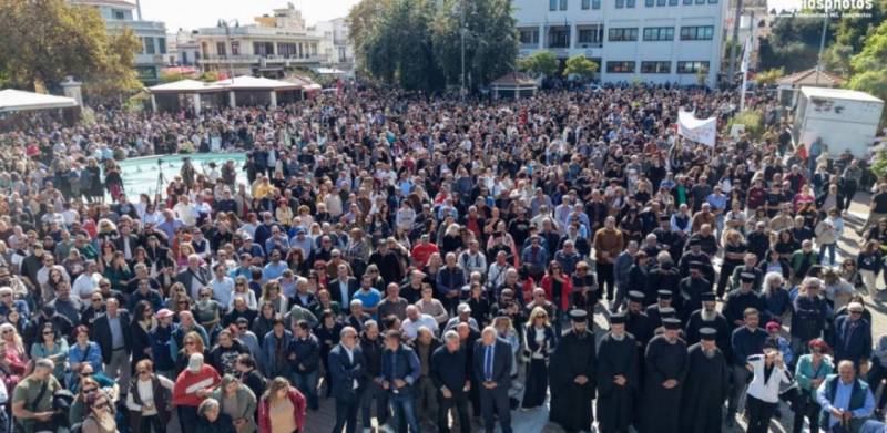 «Μας πνίγει το δίκιο»: Μεγάλη συγκέντρωση στη Χίο για το τετράμηνο κλείσιμο του αεροδρομίου (Video)