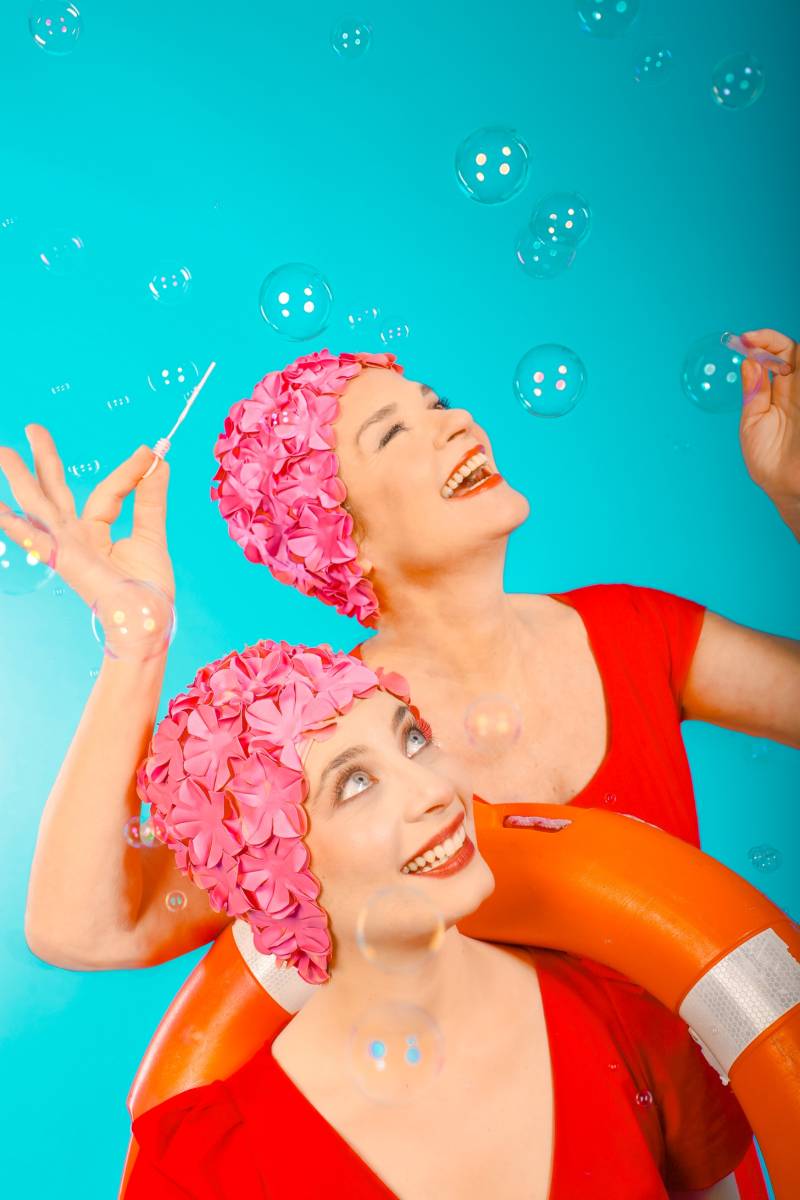 "ΚΟΛΥΜΠΩΝΤΑΣ ΣΤΟΝ ΑΕΡΑ" ΜΕ ΤΗΝ ΠΕΓΚΥ ΣΤΑΘΑΚΟΠΟΥΛΟΥ ΣΕ ΣΚΗΝΟΘΕΣΙΑ ΛΙΛΛΥΣ ΜΕΛΕΜΕ || ΠΡΕΜΙΕΡΑ 12 ΜΑΡΤΙΟΥ ΘΕΑΤΡΟ 104