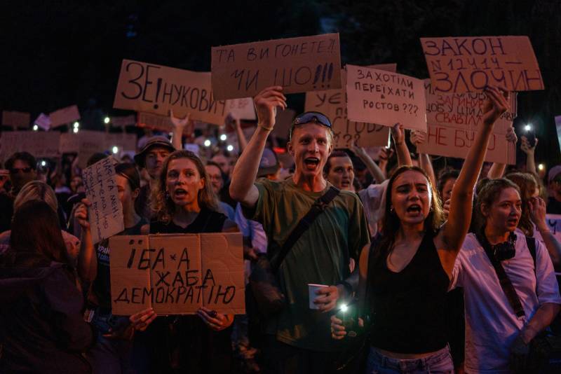 Ουκρανία: Σφοδρές αντιδράσεις στον νόμο Ζελένσκι που καταργεί υπηρεσίες καταπολέμησης της διαφθοράς