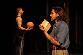 ΠΑΡΑΤΑΣΗ παραστάσεων &quot;Raised in Captivity&quot; του Nicky Silver λόγω επιτυχίας και ΑΛΛΑΓΗ ΗΜΕΡΑΣ κάθε Τρίτη στις 21:00 | έως 30 Δεκεμβρίου