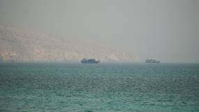 Με επιθέσεις σε χώρες του Κόλπου απαντά το Ιράν στα πλήγματα των ΗΠΑ – Χτύπημα και σε 2ο πλοίο στα Στενά