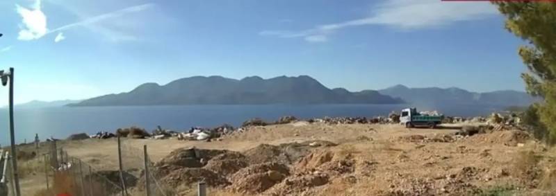 «Βουνά» σκουπιδιών καταλήγουν στον Σαρωνικό: Καταγγελία για περιβαλλοντική μόλυνση στο Αγκίστρι