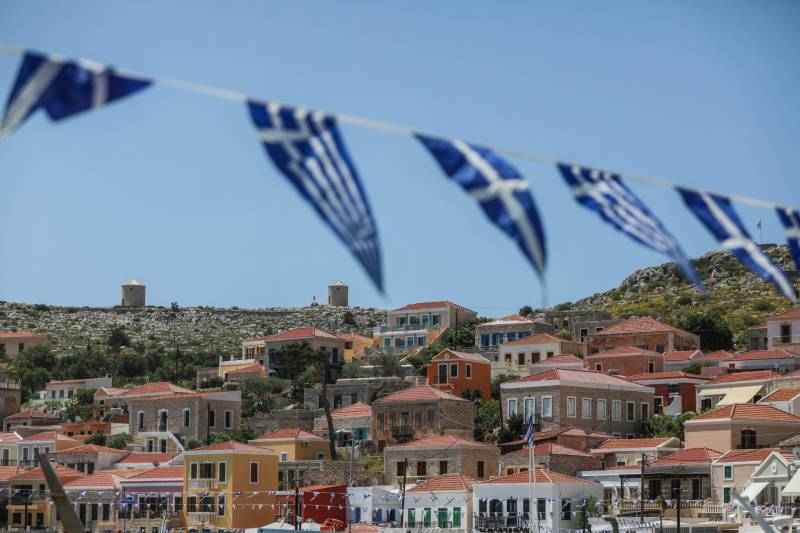 Τήλος: Απειλούν με άγρια καταστολή κατά της ελεύθερης κατασκήνωσης του νησιού – Η επιστολή της δημάρχου προς τον πρωθυπουργό