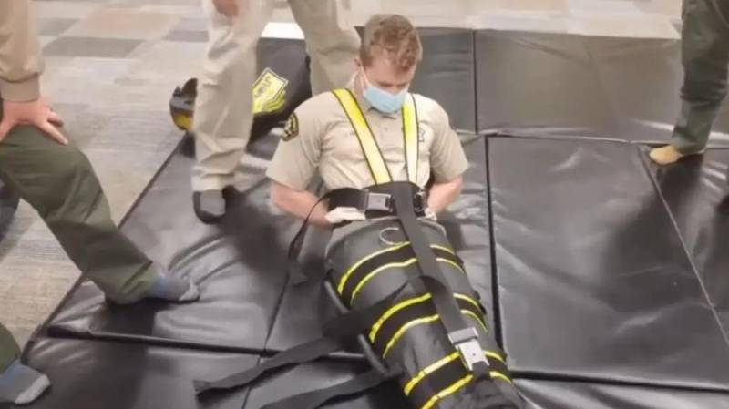 Νέες φρίκες της ICE: Τα ανθρώπινα «wraps» και τα βασανιστήρια στις απελάσεις μεταναστών