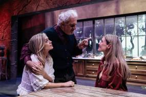 «ΠΡΙΝ ΑΝΟΙΞΟΥΜΕ ΦΤΕΡΑ» στο Ίδρυμα Μιχάλης Κακογιάννης || Σκηνοθεσία: Άννα Μαρία Παπαχαραλάμπους - Με τον Δημήτρη Καταλειφό