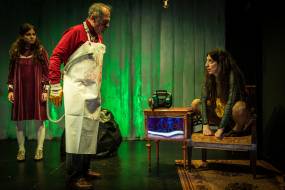 ΠΑΡΑΤΑΣΗ ΠΑΡΑΣΤΑΣΕΩΝ από 24 Απριλίου | ΔΤ "Εσύ και τα σύννεφά σου" του Έρικ Βέστφαλ | Σκην. Κώστας Φιλίππογλου | Από την ομάδα ΒίΔα | Στο νέο Θέατρο ΜΕΤΣ