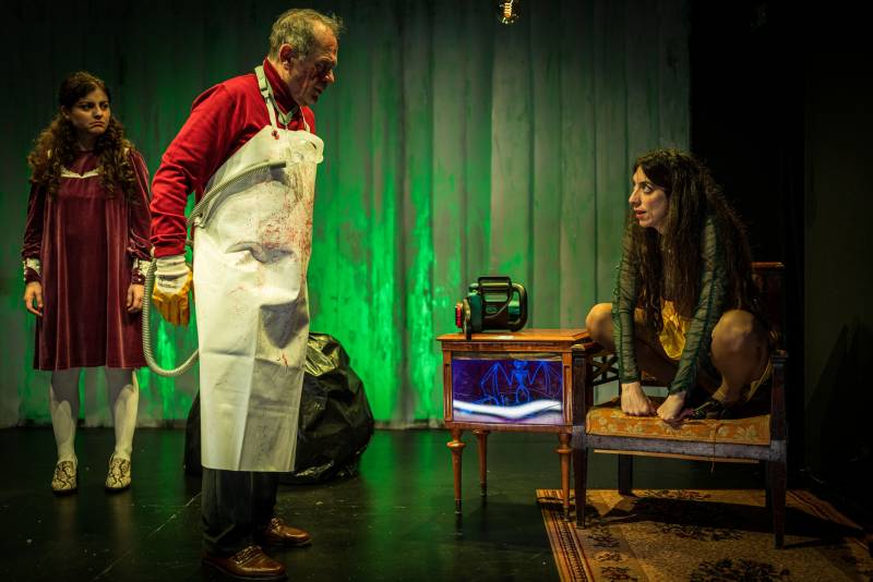 ΠΑΡΑΤΑΣΗ ΠΑΡΑΣΤΑΣΕΩΝ από 24 Απριλίου | ΔΤ "Εσύ και τα σύννεφά σου" του Έρικ Βέστφαλ | Σκην. Κώστας Φιλίππογλου | Από την ομάδα ΒίΔα | Στο νέο Θέατρο ΜΕΤΣ