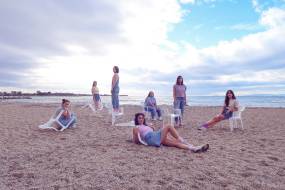 "Πάρανταϊζ- Η αίθουσα κλιματίζεται" 2η χρονιά σε κείμενα της Λένας Κιτσοπούλου | Σύλληψη- Σκηνοθεσία: Γιώτα Σερεμέτη | Από τις 9 Μαρτίου 2026 στο Θέατρο 104 | Early bird 12 €