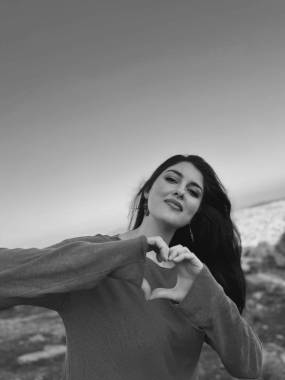 Η Μαρία Παπαλεοντίου παρουσιάζει το νέο της τραγούδι, "Το τραγουδάκι της αγάπης"