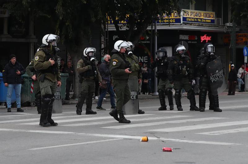 Θεσσαλονίκη: Χημικά και ξύλο σε διαδηλωτές στην αντιφασιστική συγκέντρωση για την ομιλία Κασιδιάρη