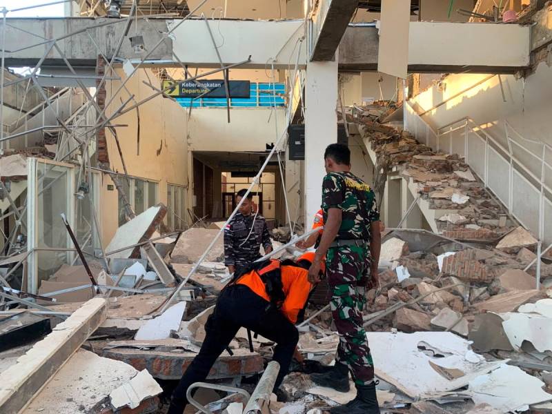 Σεισμός στην Ινδονησία: Δεκάδες νεκροί – Μπαράζ μετασεισμών – «Μείνετε μακριά από ακτές και σπίτια»