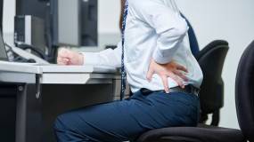 Πώς το κινητό και ο υπολογιστής επιβαρύνουν τον αυχένα – Τι εξηγούν οι ειδικοί