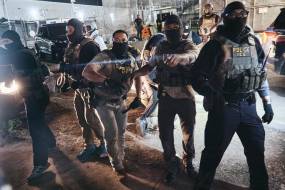 ΗΠΑ: Γάντια που προκαλούν ηλεκτροσόκ θα δώσουν σε πράκτορες της ICE