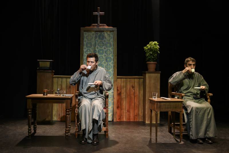 ΠΑΡΑΤΑΣΗ ΛΟΓΩ ΕΠΙΤΥΧΙΑΣ ΕΩΣ ΤΟΝ ΙΑΝΟΥΑΡΙΟ 2026 για την παράσταση «Ήλιος με δόντια» στο θέατρο Μπέλλος | Βασισμένη στο μυθιστόρημα του Γιάννη Μακριδάκη &amp; σε σκηνοθεσία Θανάση Ζερίτη