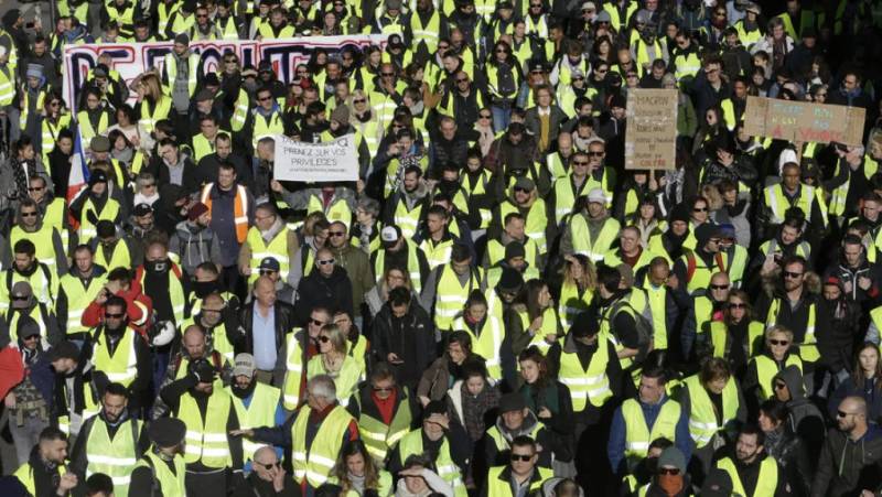 Προς «Κίτρινα Γιλέκα ΙΙ» η Γαλλία - Υπό κατάρρευση η κυβέρνηση