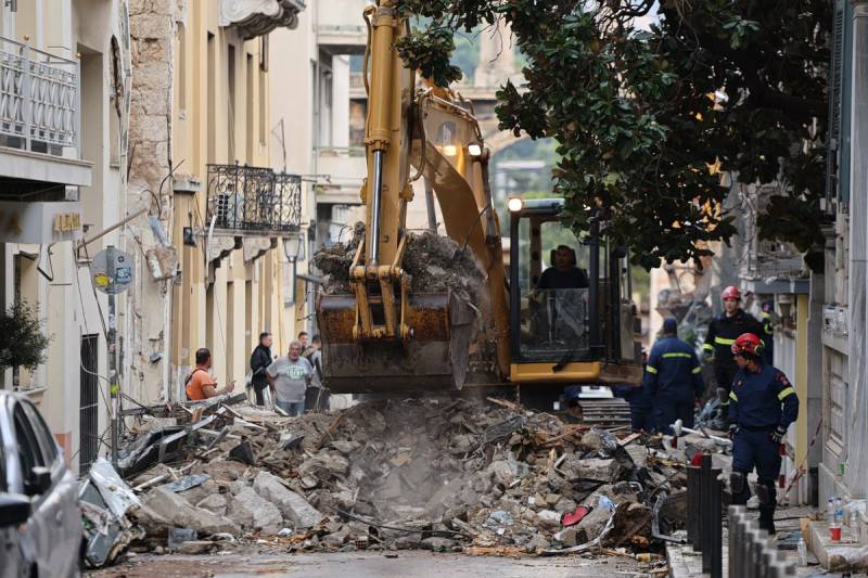 Εκρηξη στην Πλάκα: Κρίσιμες ώρες στα συντρίμμια, αγωνία για τους αγνοούμενους μετά την ανάσυρση μιας νεκρής – Kίνδυνος και για τα διπλανά κτίρια
