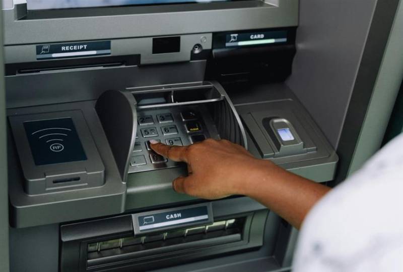 Αιφνιδιαστικές χρεώσεις σε τραπεζικούς λογαριασμούς: Μπαράζ καταγγελιών για μονομερείς αλλαγές - Τι να κάνετε