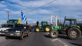 Οι αγρότες κλιμακώνουν στα μπλόκα, δεν πτοούνται από τον εκφοβισμό και τη βία