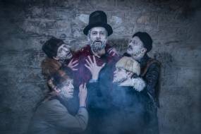 Οι «Νεκρές Ψυχές» του Ν. Γκόγκολ από τη βραβευμένη ομάδα GAFF, σε σκηνοθεσία Σοφίας Καραγιάννη,παρατείνονται και συνεχίζουν τις παραστάσεις τους στο Θέατρο Θησείον έως και το τέλος Ιανουαρίου.