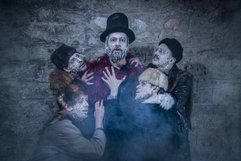 Οι «Νεκρές Ψυχές» του Ν. Γκόγκολ από τη βραβευμένη ομάδα GAFF, σε σκηνοθεσία Σοφίας Καραγιάννη,παρατείνονται και συνεχίζουν τις παραστάσεις τους στο Θέατρο Θησείον έως και το τέλος Ιανουαρίου.