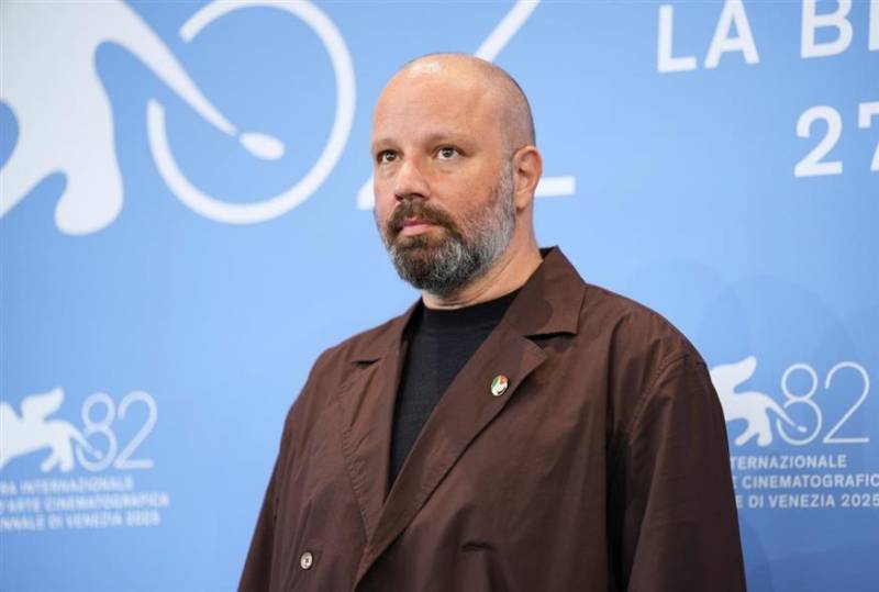 Γιώργος Λάνθιμoς: Στο Φεστιβάλ Βενετίας με καρφίτσα στα χρώματα της Παλαιστίνης