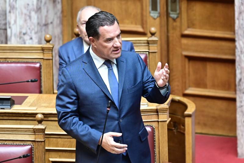 Φωτογραφική διάταξη Άδωνι / Παρατείνει τη θητεία των προς συνταξιοδότηση συνδικαλιστών γιατρών