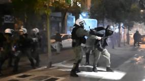 Τα ΜΑΤ «ξέσπασαν» ξανά, ακόμα και σε θαμώνες καταστημάτων στα Εξάρχεια [βίντεο]