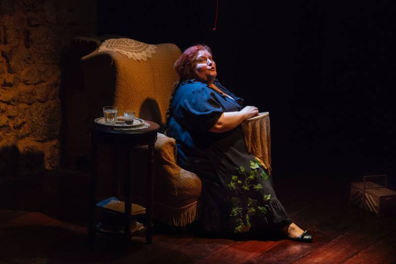 Η «Μπουμπού» του Δημήτρη Μητσοτάκη, σε σκηνοθεσία Κωνσταντίνου Πασσά με τη Δήμητρα Κολλά, συνεχίζεται λόγω επιτυχίας έως και τις 4 Ιανουαρίου στο θέατρο Εν Αθήναις