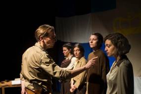 «Μακρόνησος/Τρωάδες» σε κείμενο και σκηνοθεσία Ανδρέα Ζαφείρη συνεχίζεται κάθε Παρασκευή στις 21.15 στη Σκηνή Brecht-2510