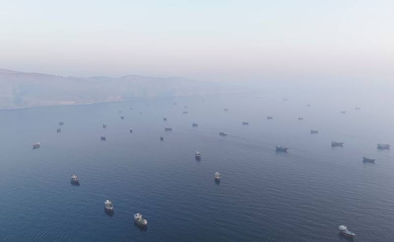 Τραμπ: Πλοία, πολλά φορτωμένα με πετρέλαιο, αρχίζουν να βγαίνουν από τα Στενά του Ορμούζ – Τι λέει το Ιράν