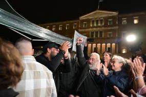 Ο Μητσοτάκης στέλνει τον… στρατό να φυλάει τον «Αγνωστο Στρατιώτη» από κοινωνικές αντιδράσεις