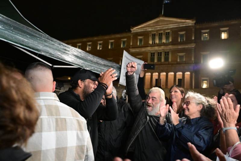 Ο Μητσοτάκης στέλνει τον… στρατό να φυλάει τον «Αγνωστο Στρατιώτη» από κοινωνικές αντιδράσεις